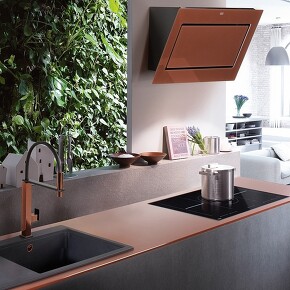 Im angesagten Kupfer-Look ziehen ins Franke-Sortiment ein: die Mythos Kopffreihaube, zwei Fragranit+-Spülen samt passender Armatur und eine Glasarbeitsplatte. (Foto: Franke GmbH) Im angesagten Kupfer-Look ziehen ins Franke-Sortiment ein: die Mythos Kopffreihaube, zwei Fragranit+-Spülen samt passender Armatur und eine Glasarbeitsplatte. (Foto: Franke GmbH)