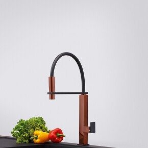 Auch die Zugauslauf-Armatur Centinox beindruckt durch ihre kontrastarke Farbkombination. (Foto: Franke GmbH) Auch die Zugauslauf-Armatur Centinox beindruckt durch ihre kontrastarke Farbkombination. (Foto: Franke GmbH)