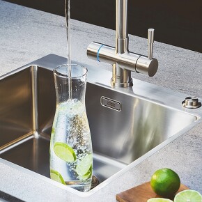 Über den kindersicheren elektronischen Drück-Dreh-Bedienring der „4 in 1“-Variante kann gefiltertes kaltes, warmes oder kochendes Wasser abgerufen werden. (Foto: Franke GmbH) Über den kindersicheren elektronischen Drück-Dreh-Bedienring der „4 in 1“-Variante kann gefiltertes kaltes, warmes oder kochendes Wasser abgerufen werden. (Foto: Franke GmbH)
