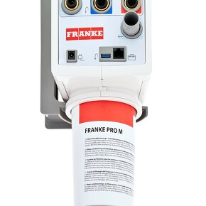 Die Franke M-Box beinhaltet die gesamte technische Steuerung und den Franke Pro M Filter. Der 5 Liter Boiler füllt selbst große Töpfe mit kochendem Wasser. (Foto: Franke GmbH) Die Franke M-Box beinhaltet die gesamte technische Steuerung und den Franke Pro M Filter. Der 5 Liter Boiler füllt selbst große Töpfe mit kochendem Wasser. (Foto: Franke GmbH)