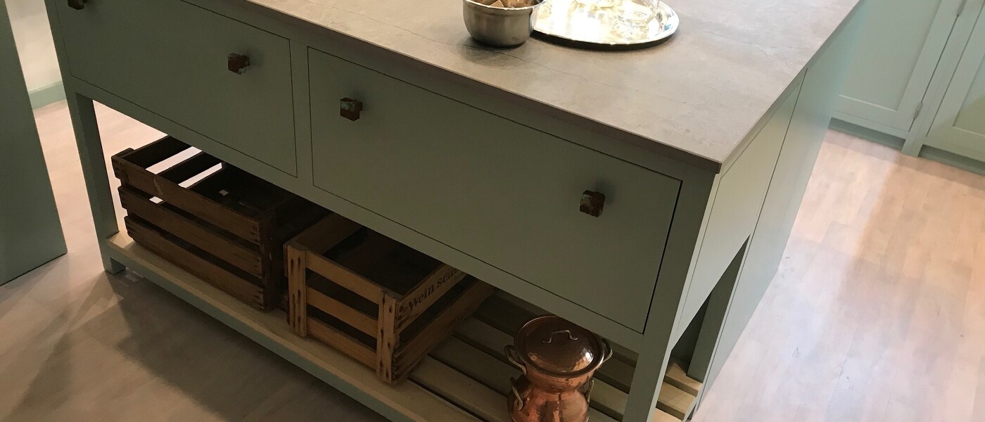 Küche im Shaker-Stil - neu, anders, individuell...
... und vor allem SELBSTGEMACHT! Wir können Küchen. Küche im Shaker-Stil - neu, anders, individuell...
... und vor allem SELBSTGEMACHT! Wir können Küchen.